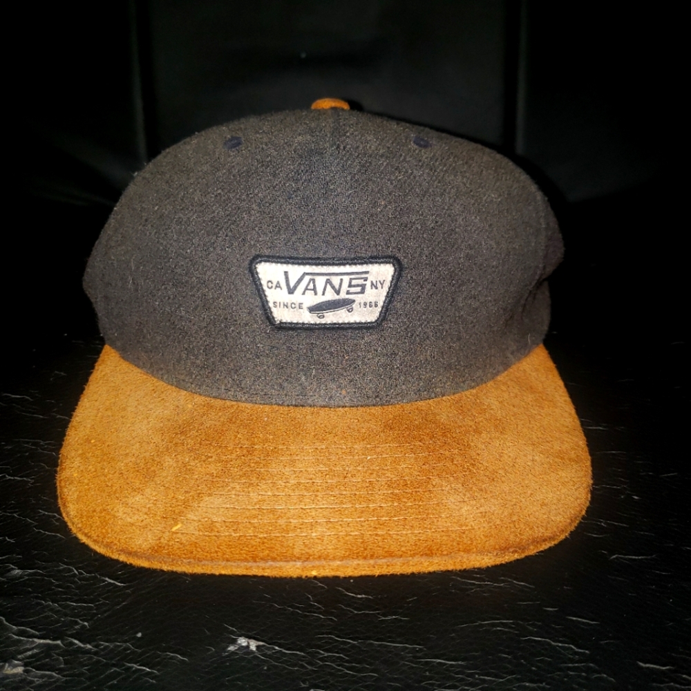 Vans snapback dark blue cap and tan bill